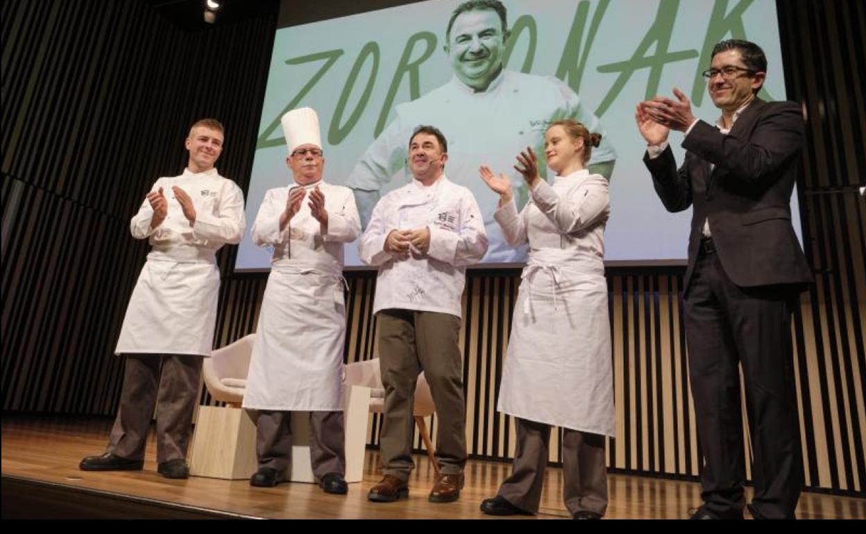 Ion Múgica, Fernando Bárcena, Berasategui, Elisabeth Suárez y Joxe Mari Aizega, en el BCC. 