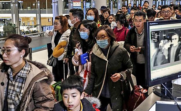 Ciudadanos chinos en uno de los controles sanitarios para tratar de atajar la epidemia