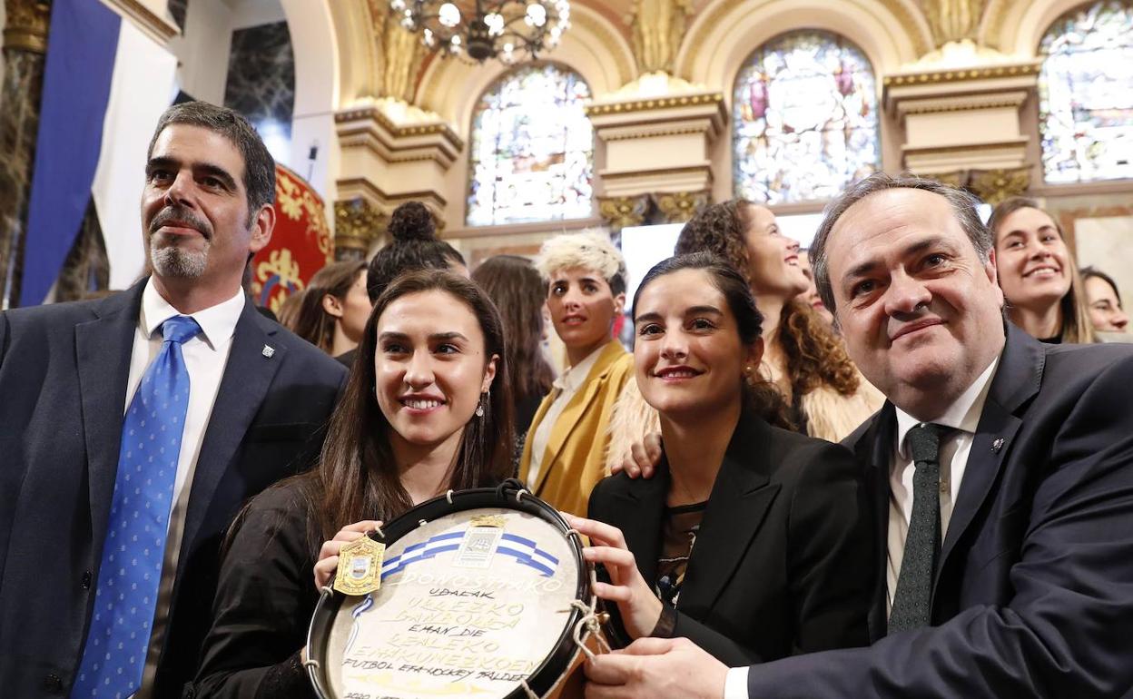 Eneko Goia, Nahikari García, Nereba, Belzunegui y Jokin Aperribay, el pasado lunes en la entrega del Tambor de Oro.