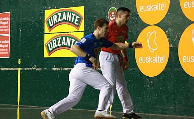 Artola corre a por uno de los buenos remates de Víctor anoche en Hendaia