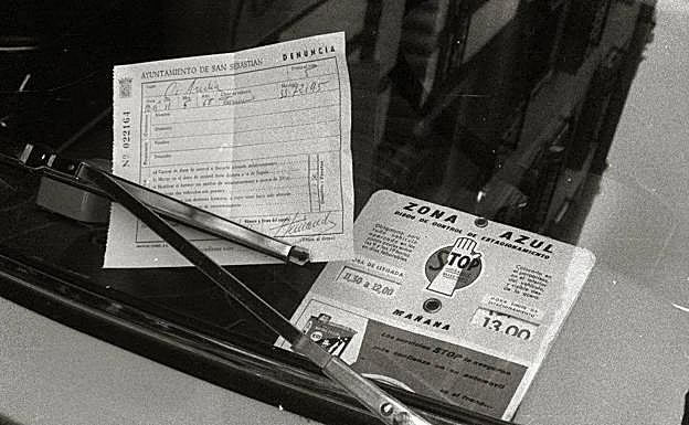 El cartón junto a una multa puesta por los agentes de tráfico