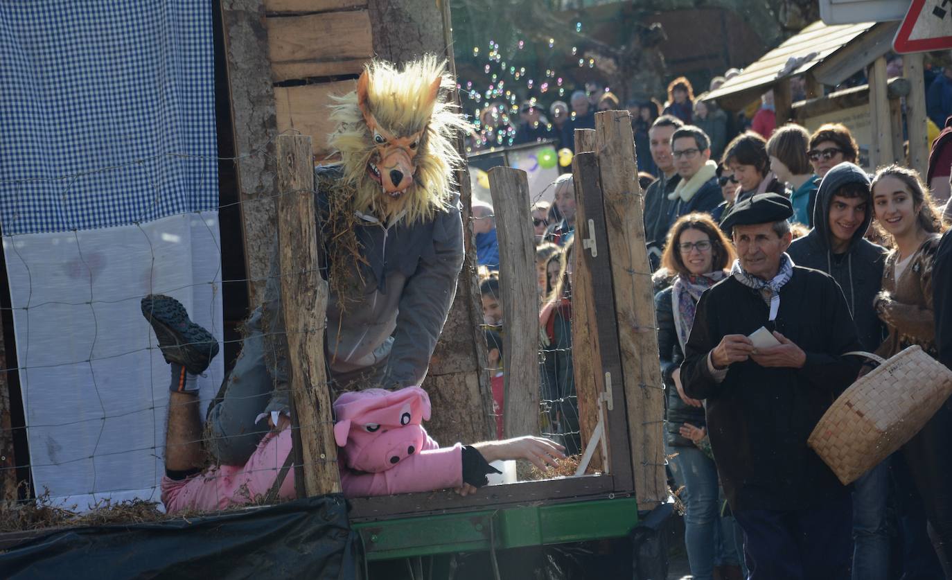 El desfile de carrozas de Carnaval, en el que participan casi todos los vecinos, atrajo ayer a cientos de visitantes 