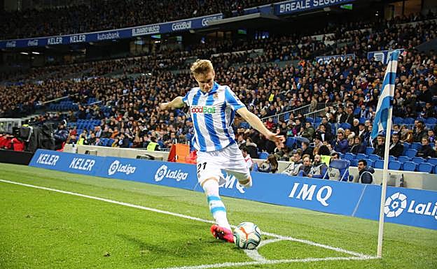 Martin Odegaard conduce el balón ante la mirada de Lago Junior.