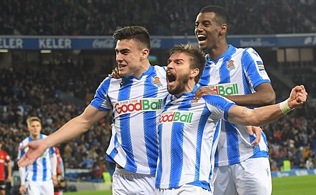 Barrenetxea, Portu e Isak celebran exultantes uno de los goles de la Real. 