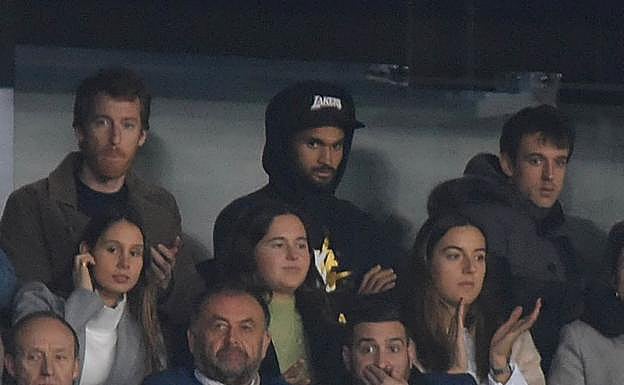 Willian José estuvo presente en el palco del Reale Arena, flanqueado por Zurutuza y Pardo. 