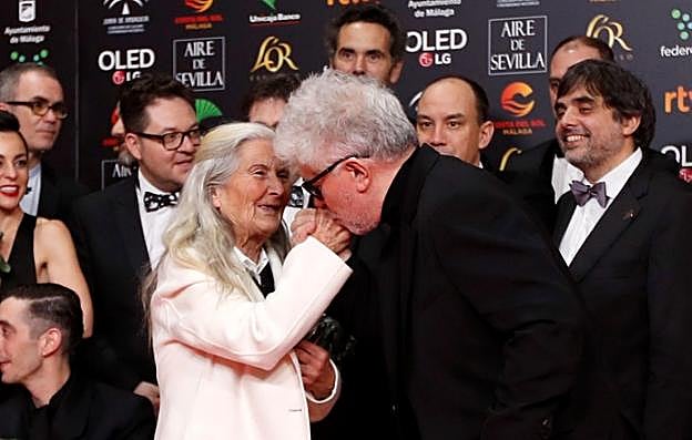 Benedicta Sánchez en San Fiz de Paradela (O Corgo), la aldea lucense donde nació y vive. Abajo, con Almodóvar.