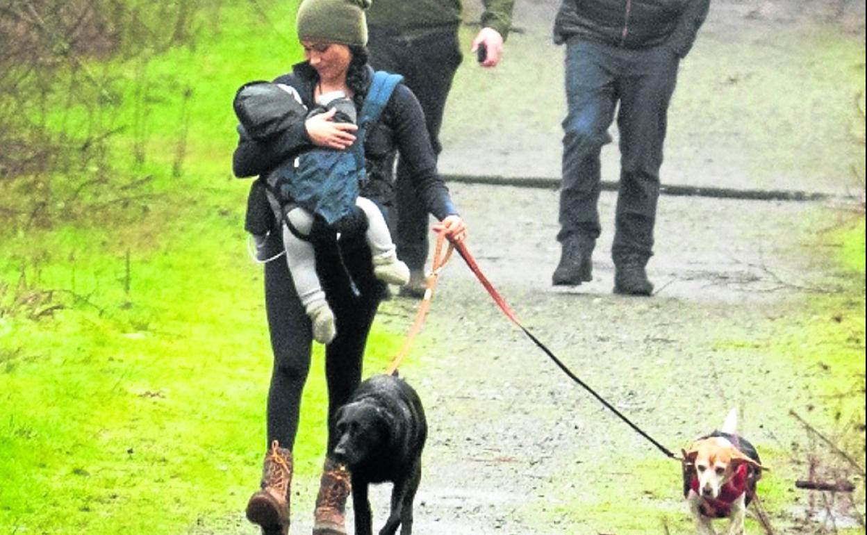 Meghan Markle pasea con su hijo por los alrededores de su casa, en Vancouver. 