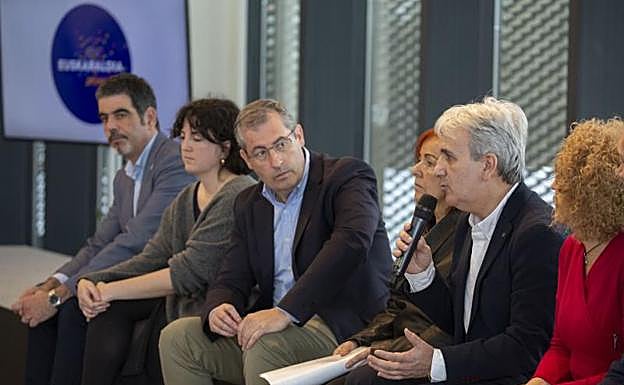 Imagen principal - Euskaraldia anima a crear espacios para fomentar el euskera en el trabajo