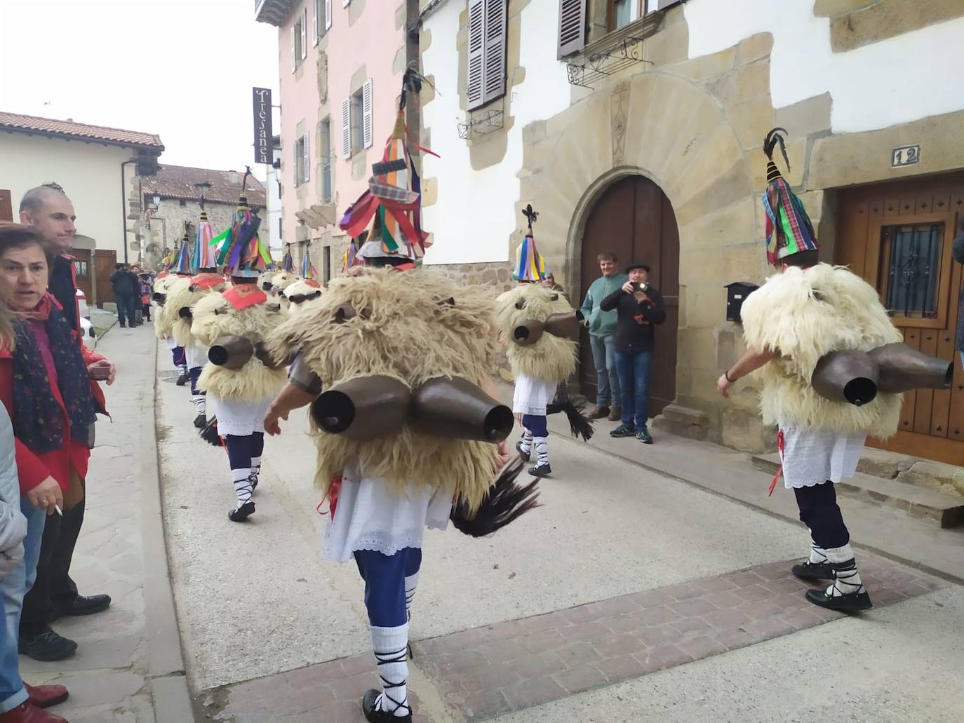 Joaldunak y mozorroak han llegado este lunes desde Zubieta y Aurtitz hasta Ituren para celebrar el carnaval. El encuentro se ha producido pasadas las dos de la tarde, pero al mediodía los joaldunak han recorrido sus respectivas localidades. Después, se han dirigido al encuentro que se produce en el barrio de Latsaga.