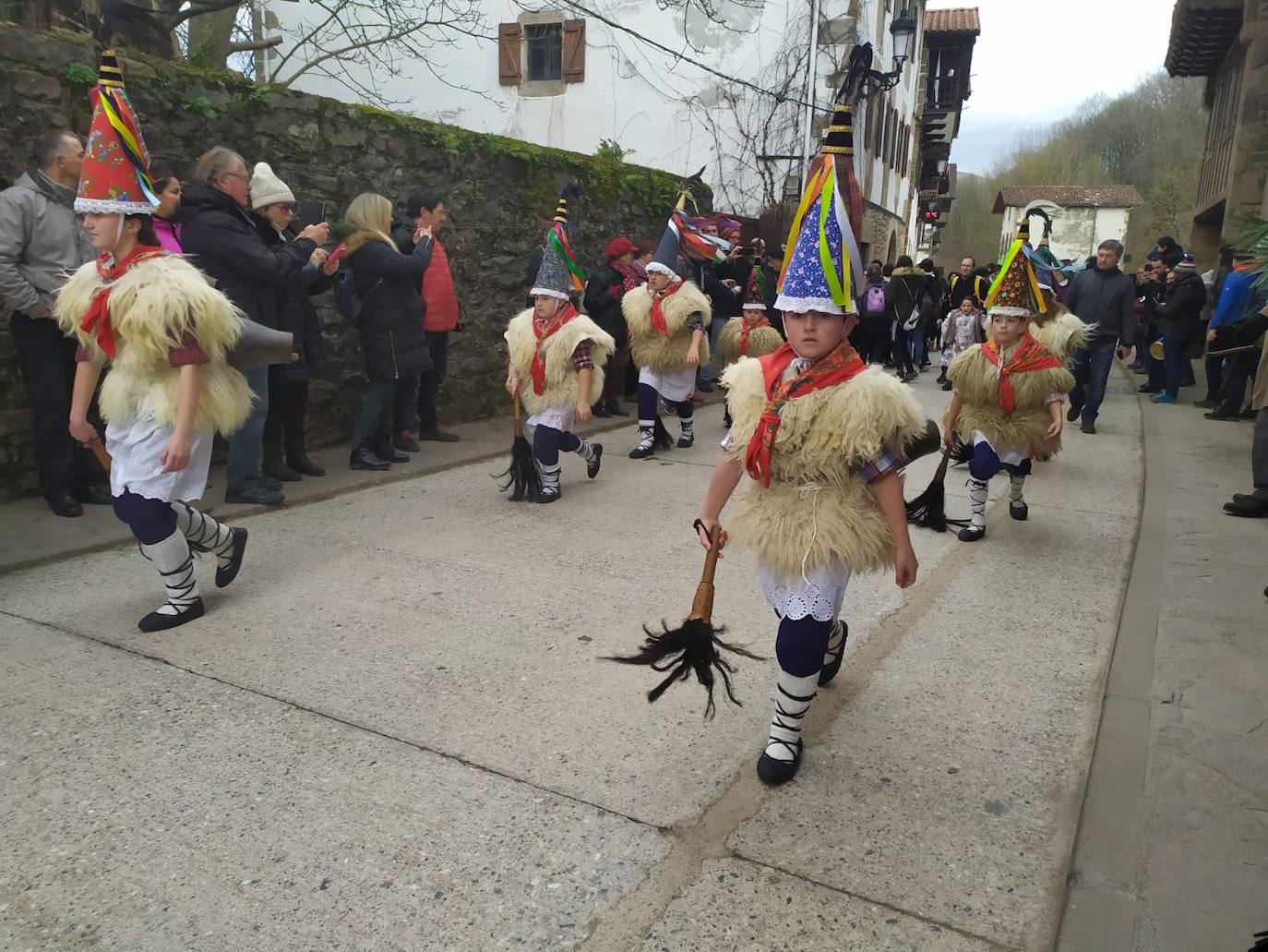 Joaldunak y mozorroak han llegado este lunes desde Zubieta y Aurtitz hasta Ituren para celebrar el carnaval. El encuentro se ha producido pasadas las dos de la tarde, pero al mediodía los joaldunak han recorrido sus respectivas localidades. Después, se han dirigido al encuentro que se produce en el barrio de Latsaga.