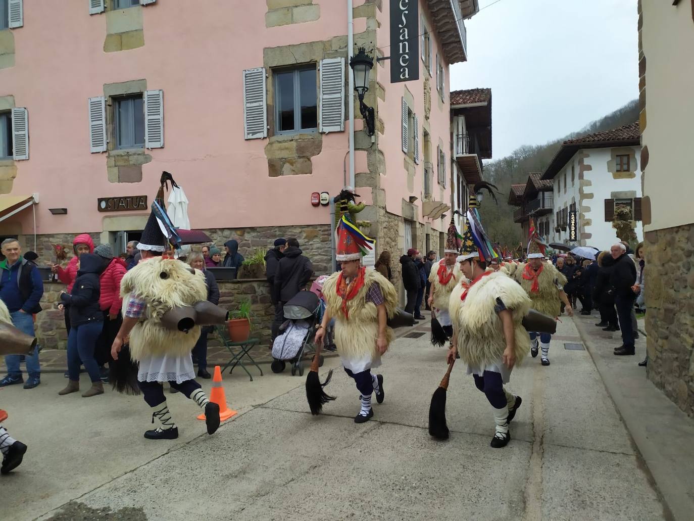 Joaldunak y mozorroak han llegado este lunes desde Zubieta y Aurtitz hasta Ituren para celebrar el carnaval. El encuentro se ha producido pasadas las dos de la tarde, pero al mediodía los joaldunak han recorrido sus respectivas localidades. Después, se han dirigido al encuentro que se produce en el barrio de Latsaga.