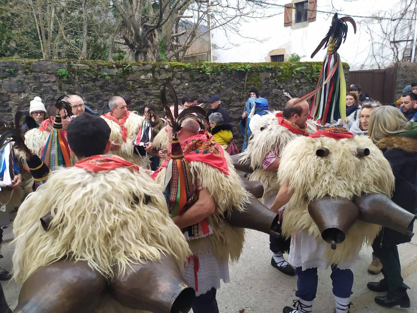 Joaldunak y mozorroak han llegado este lunes desde Zubieta y Aurtitz hasta Ituren para celebrar el carnaval. El encuentro se ha producido pasadas las dos de la tarde, pero al mediodía los joaldunak han recorrido sus respectivas localidades. Después, se han dirigido al encuentro que se produce en el barrio de Latsaga.