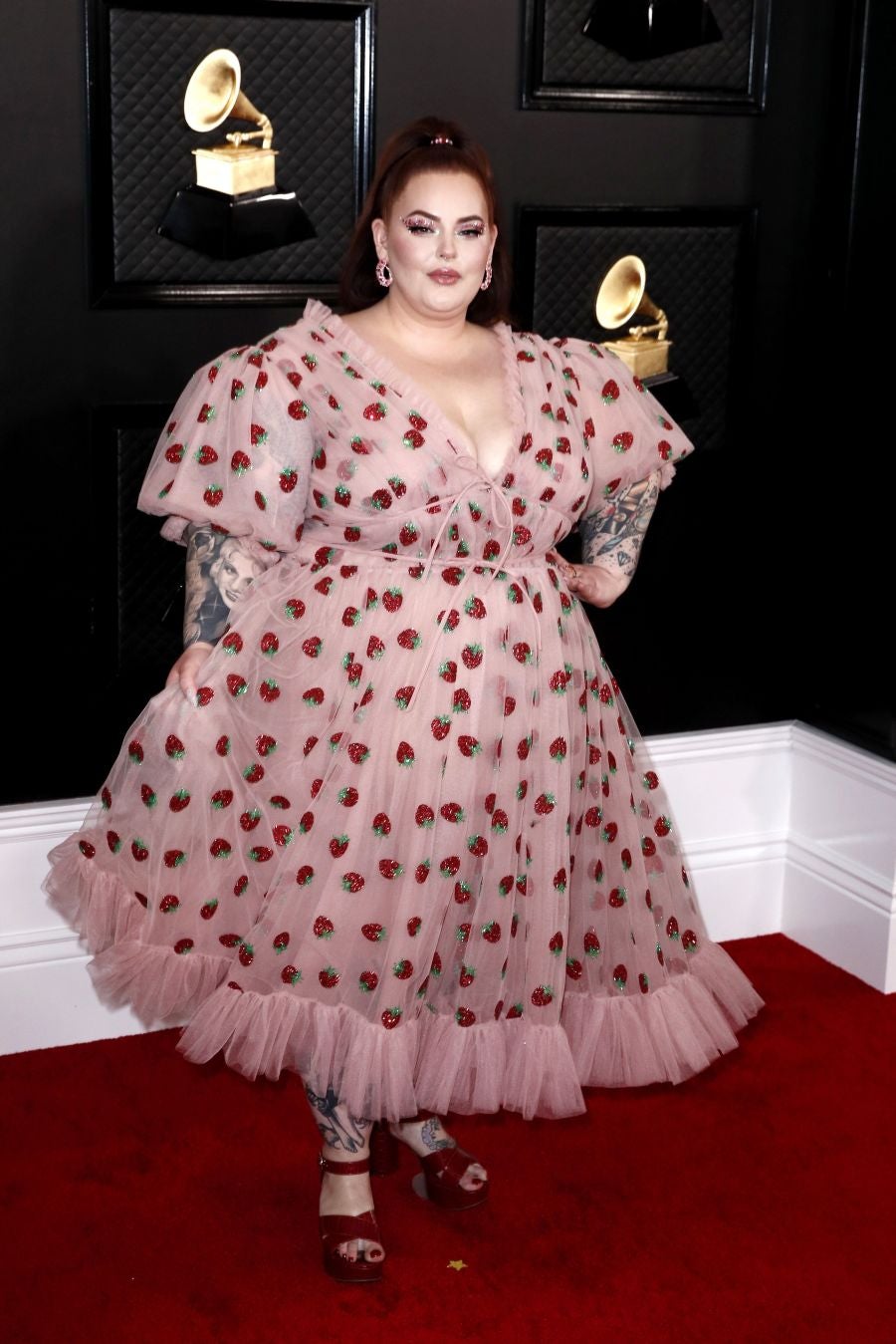 Las estrellas de la música se han dado cita en el Staples Center de Los Ángeles con motivo de la 62 edición de los Premios Grammy. Repasamos una Alfombra Roja que ha estado protagonizada por diseños extravagantes y llenos de originalidad