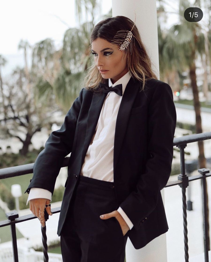 El primer look de Madame de Rosa enamoró gracias a un traje de smoking y una camisa blanca. Un diseño de Dsquared