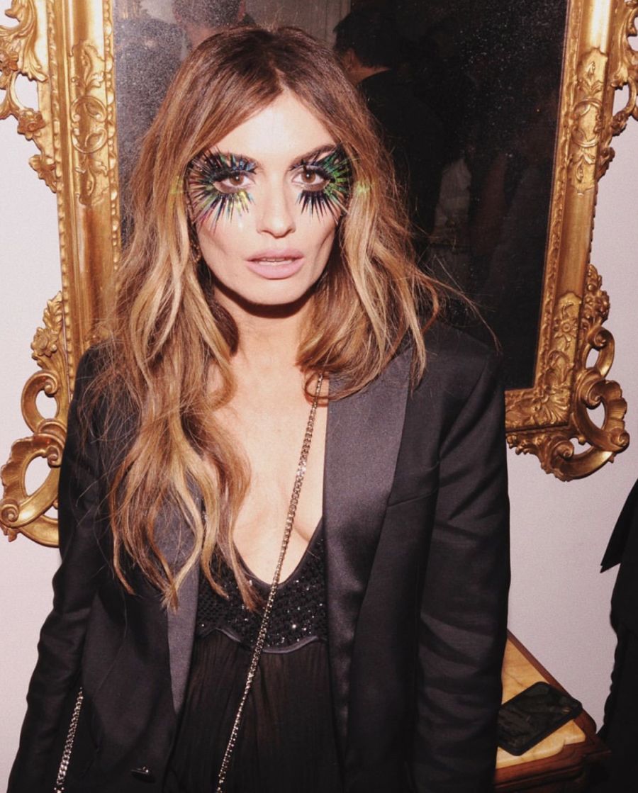 El segundo look de Mademe de Rosa cautivó gracias a un vestido negro y la chaqueta smoking. Un diseño de Dsquared