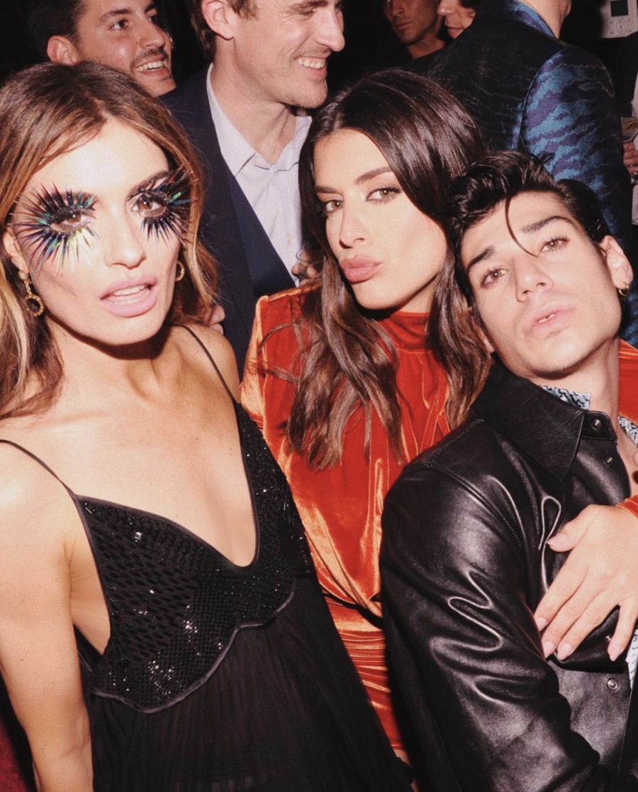 Dulceida eligió el rojo y el terciopelo para acudir a la fiesta posterior a la Gala de los Goya. Un diseño de Ze García 