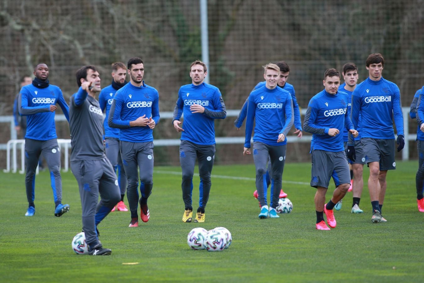 Imanol Alguacil ha convocado a todos los jugadores disponibles de la primera plantilla para medirse a Osasuna en Copa. Recupera a Monreal y Willian José vuelve a la lista, pero pierde a Llorente por una rotura para al menos los dos próximos partidos.