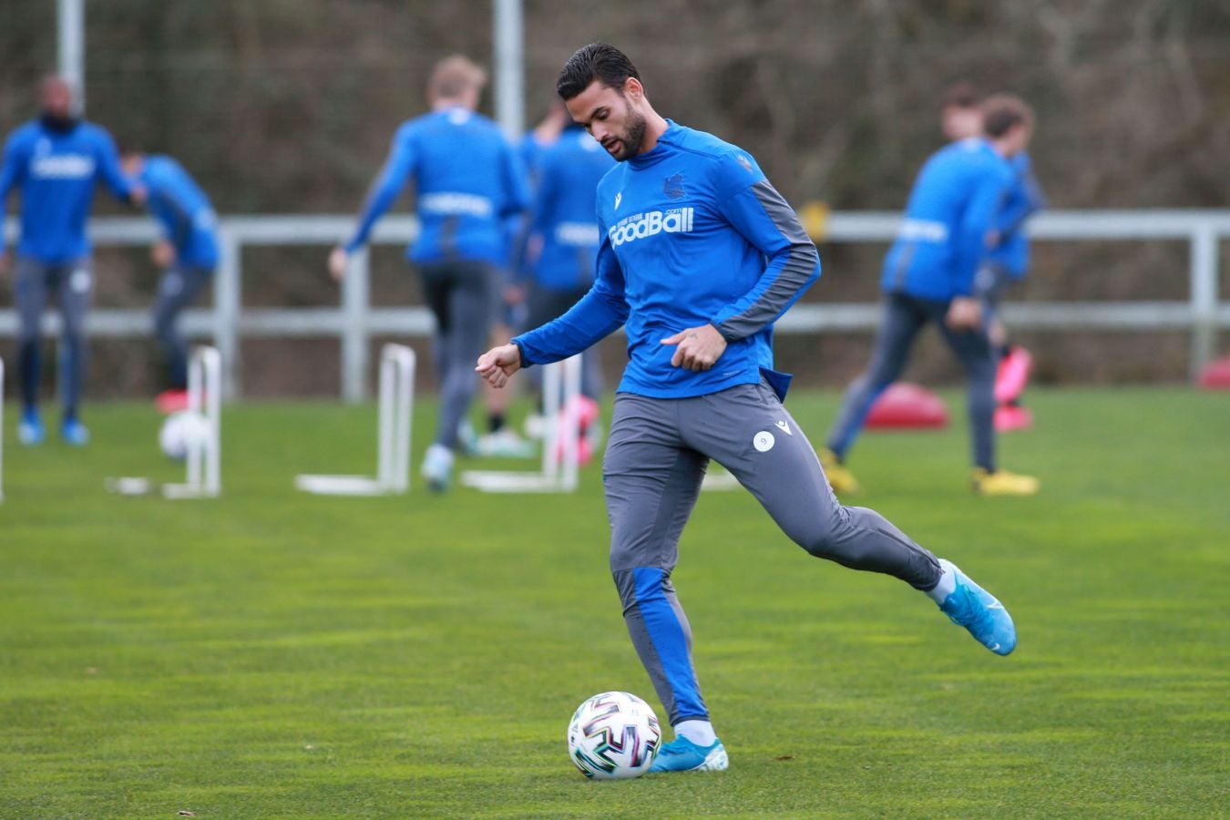 Imanol Alguacil ha convocado a todos los jugadores disponibles de la primera plantilla para medirse a Osasuna en Copa. Recupera a Monreal y Willian José vuelve a la lista, pero pierde a Llorente por una rotura para al menos los dos próximos partidos.