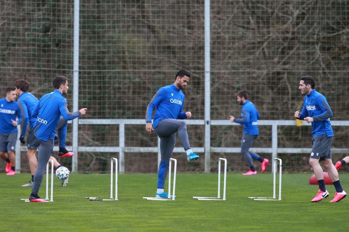 Imanol Alguacil ha convocado a todos los jugadores disponibles de la primera plantilla para medirse a Osasuna en Copa. Recupera a Monreal y Willian José vuelve a la lista, pero pierde a Llorente por una rotura para al menos los dos próximos partidos.