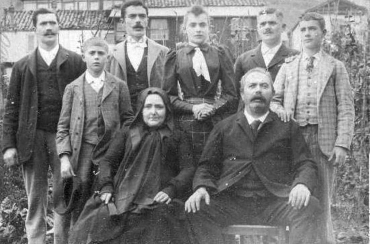 Hacia 1890. Juan Bautista Busca con su familia.