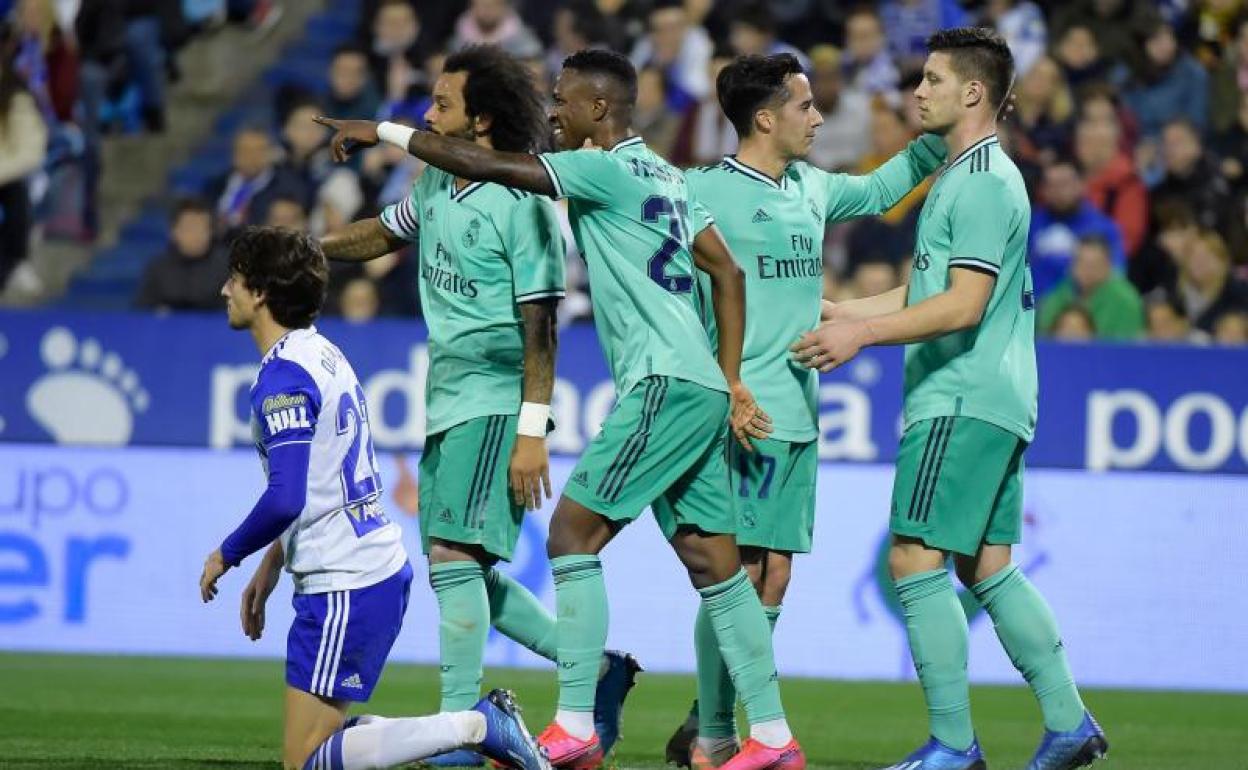 Los jugadores del Real Madrid celebran el gol de Vinicius.