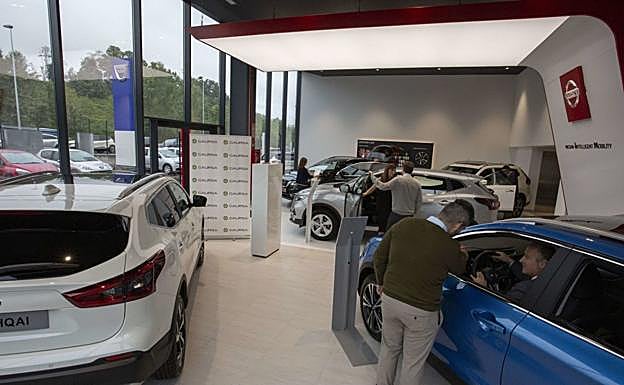 Clientes en un concesionario guipuzcoano, el año pasado, el día en que entró en vigor el primer Eusko Renove.