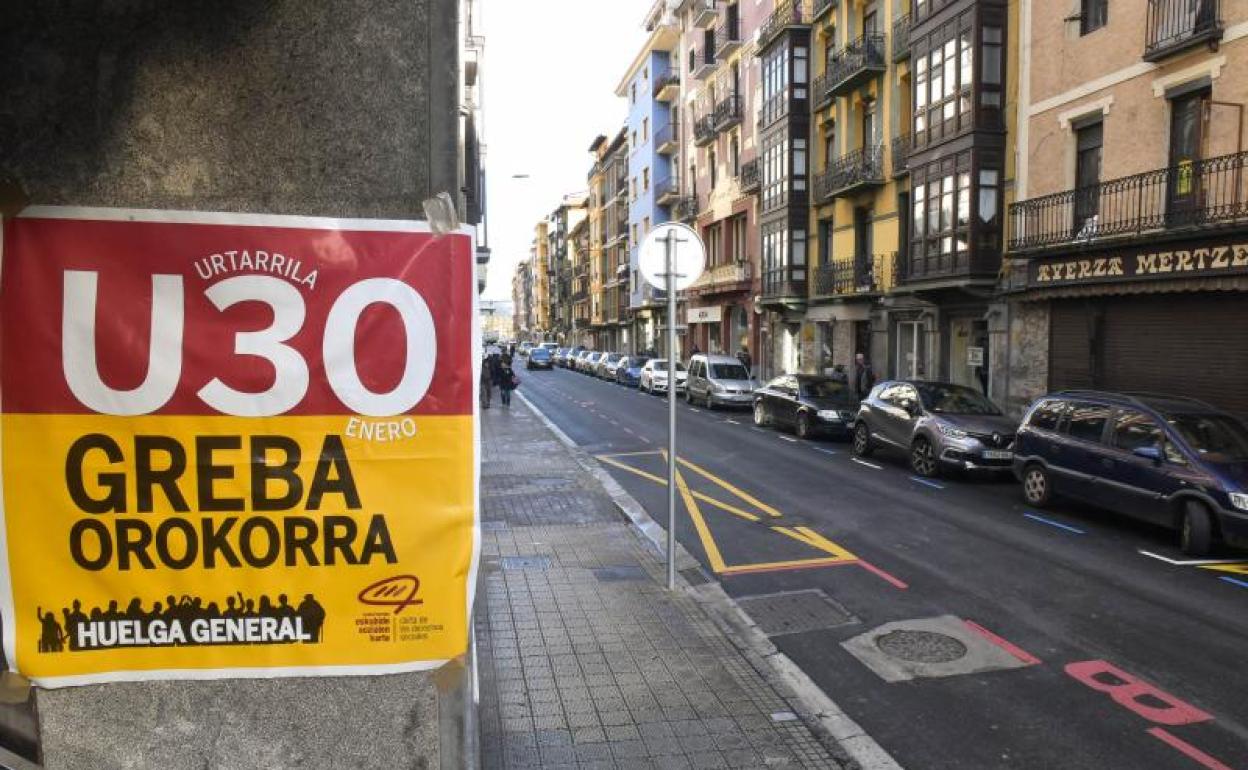 Vista de una calle de Tolosa con comercios cerrados por la huelga.