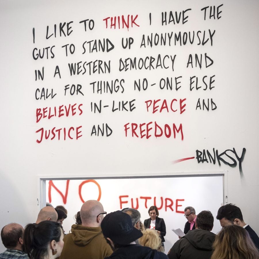 La sala Tesla Soft Gallery de Budapest (Hungría) acoge la muestra 'Art of Banksy' donde se exhiben los trabajos más emblemáticos del célebre artista callejero inglés.