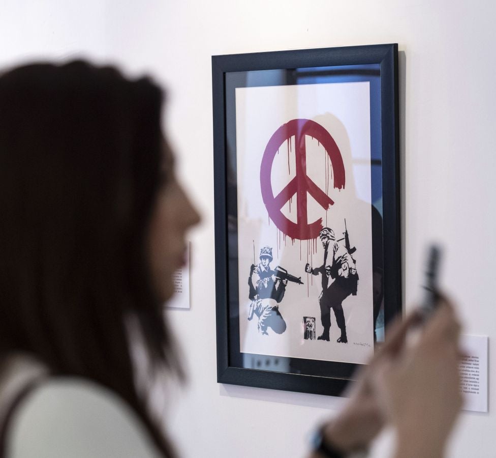 La sala Tesla Soft Gallery de Budapest (Hungría) acoge la muestra 'Art of Banksy' donde se exhiben los trabajos más emblemáticos del célebre artista callejero inglés.