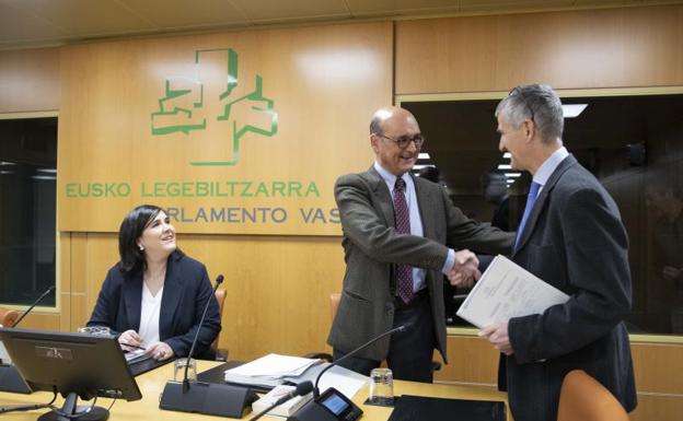 Mikel Legarda con el letrado del Parlamento.