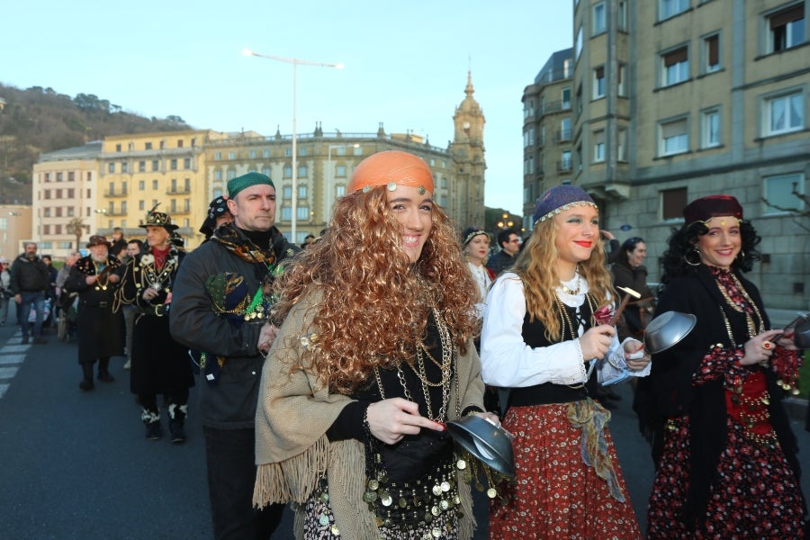 El sonido de martillos, sartenes y panderetas anuncia el Carnaval en la Parte Vieja, Gros, Centro, Egia, Amara y Herrera. 