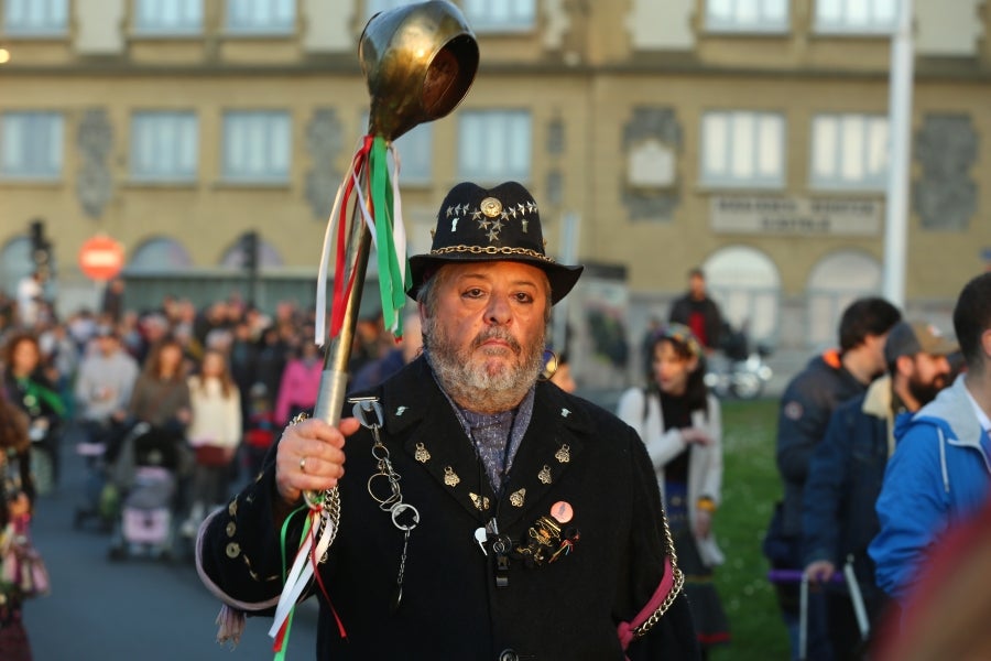 El sonido de martillos, sartenes y panderetas anuncia el Carnaval en la Parte Vieja, Gros, Centro, Egia, Amara y Herrera. 