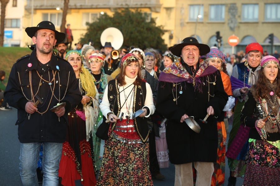 El sonido de martillos, sartenes y panderetas anuncia el Carnaval en la Parte Vieja, Gros, Centro, Egia, Amara y Herrera. 