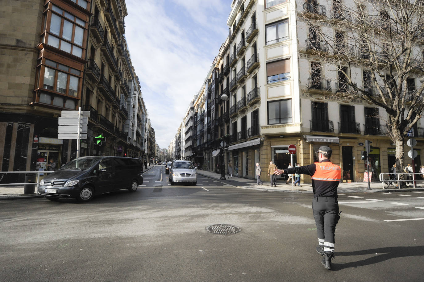 El Ayuntamiento de San Sebastián ha procedido este sábado al corte de la calle San Martín a vehículos privados, con motivo de las obras del 'Topo'. La vía permanecerá cortada hasta el 15 de julio a la altura del Buen Pastor y únicamente podrán acceder a la misma el transporte público, los vehículos de emergencias, taxis y motos.