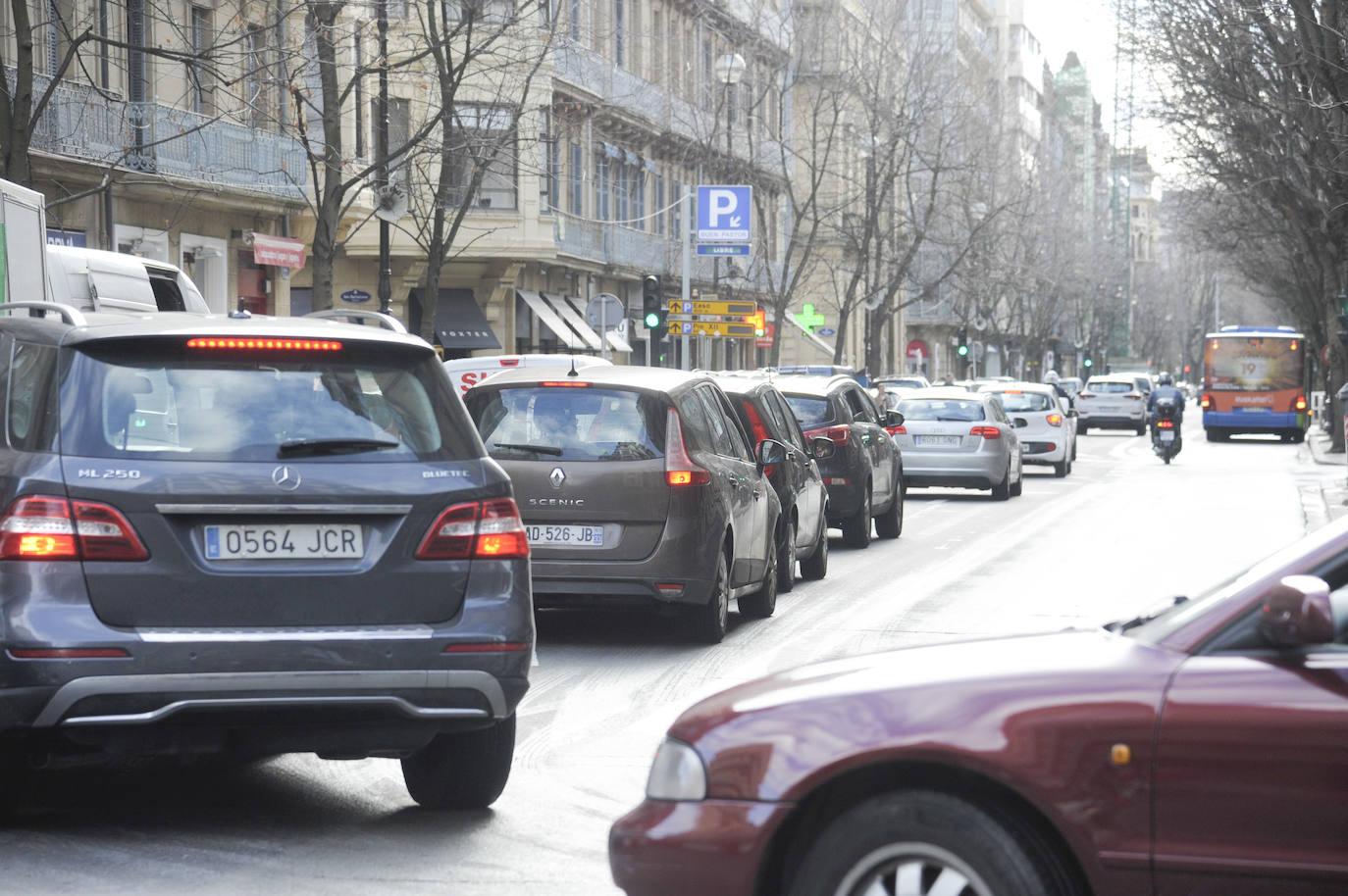 El Ayuntamiento de San Sebastián ha procedido este sábado al corte de la calle San Martín a vehículos privados, con motivo de las obras del 'Topo'. La vía permanecerá cortada hasta el 15 de julio a la altura del Buen Pastor y únicamente podrán acceder a la misma el transporte público, los vehículos de emergencias, taxis y motos.