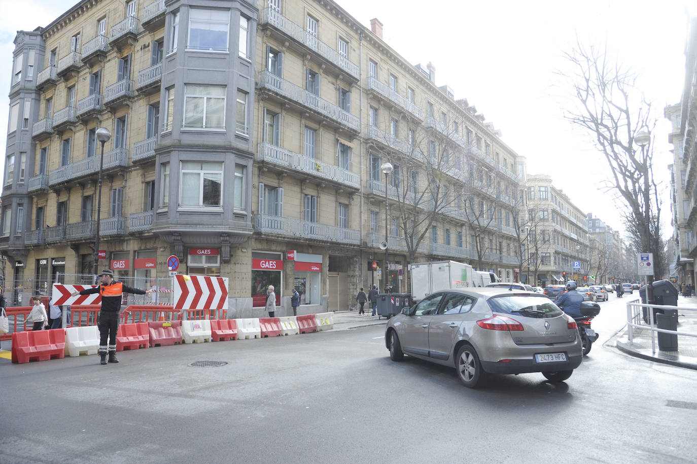 El Ayuntamiento de San Sebastián ha procedido este sábado al corte de la calle San Martín a vehículos privados, con motivo de las obras del 'Topo'. La vía permanecerá cortada hasta el 15 de julio a la altura del Buen Pastor y únicamente podrán acceder a la misma el transporte público, los vehículos de emergencias, taxis y motos.