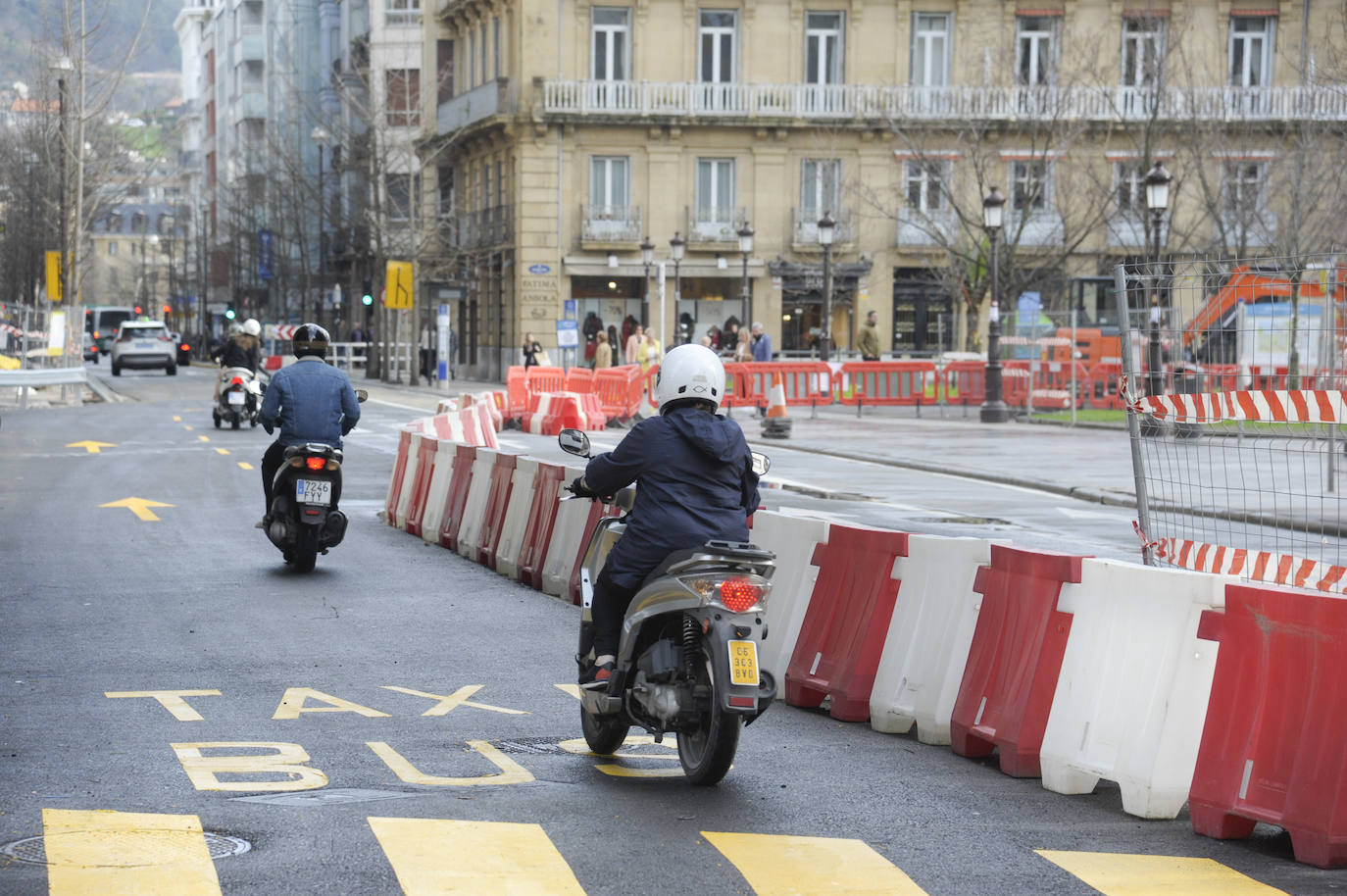 El Ayuntamiento de San Sebastián ha procedido este sábado al corte de la calle San Martín a vehículos privados, con motivo de las obras del 'Topo'. La vía permanecerá cortada hasta el 15 de julio a la altura del Buen Pastor y únicamente podrán acceder a la misma el transporte público, los vehículos de emergencias, taxis y motos.