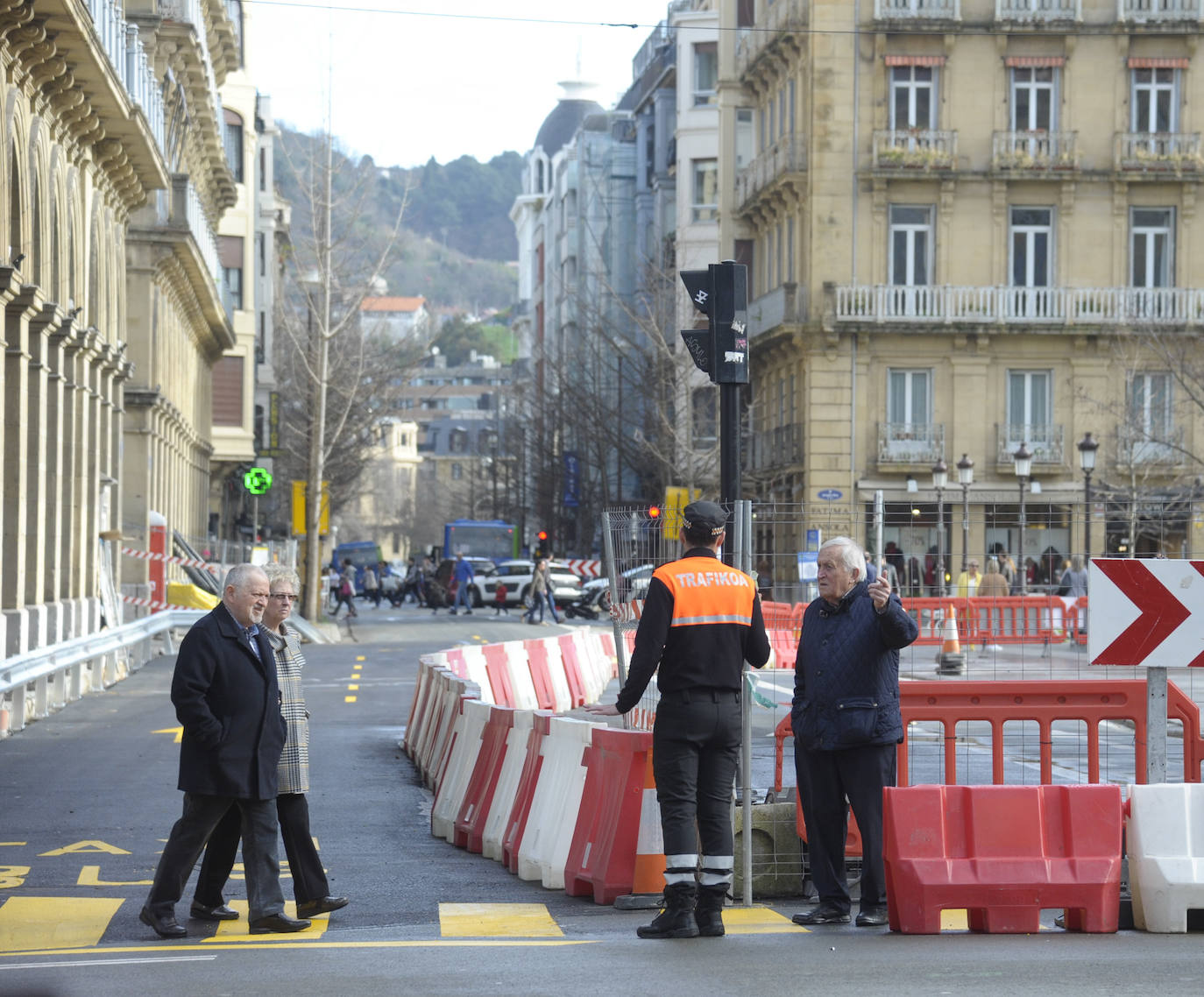 El Ayuntamiento de San Sebastián ha procedido este sábado al corte de la calle San Martín a vehículos privados, con motivo de las obras del 'Topo'. La vía permanecerá cortada hasta el 15 de julio a la altura del Buen Pastor y únicamente podrán acceder a la misma el transporte público, los vehículos de emergencias, taxis y motos.