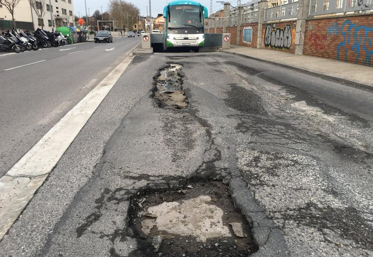 Socavón en la rampa de la estación de autobuses