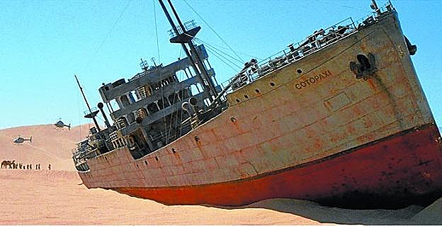 El 'Cotopaxi' en el desierto de Gobi, en 'Encuentros en la tercera fase'. A la izquierda, Michael Barnette explora el pecio. 