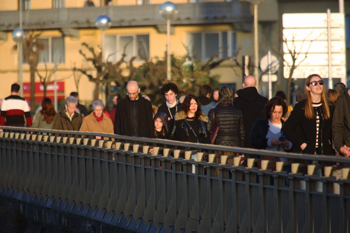 Gipuzkoa ha estrenado el mes de febrero con un tiempo más propio del verano que del invierno. El sol y las agradables temperaturas han invitado a la playa o al monte.