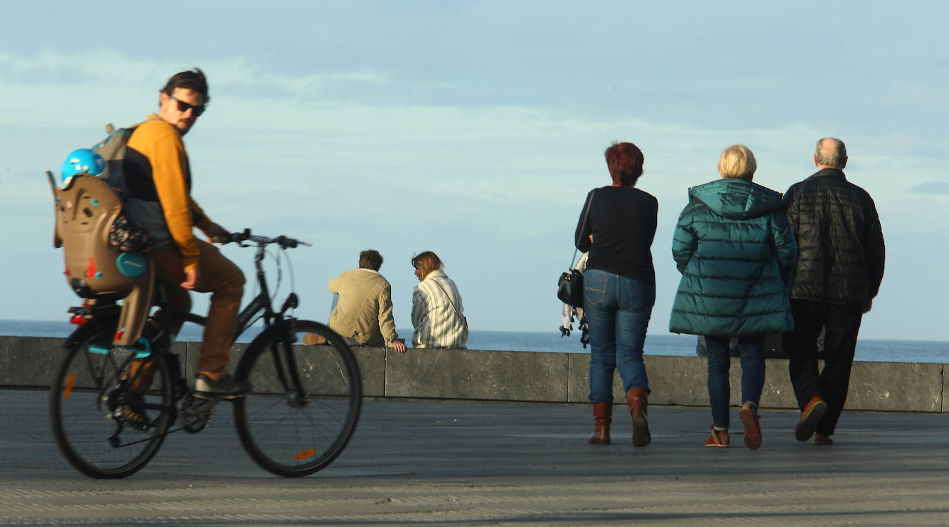 Gipuzkoa ha estrenado el mes de febrero con un tiempo más propio del verano que del invierno. El sol y las agradables temperaturas han invitado a la playa o al monte.