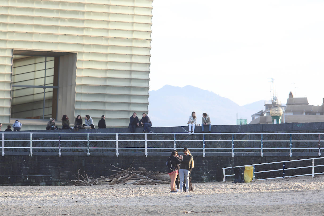 Gipuzkoa ha estrenado el mes de febrero con un tiempo más propio del verano que del invierno. El sol y las agradables temperaturas han invitado a la playa o al monte.