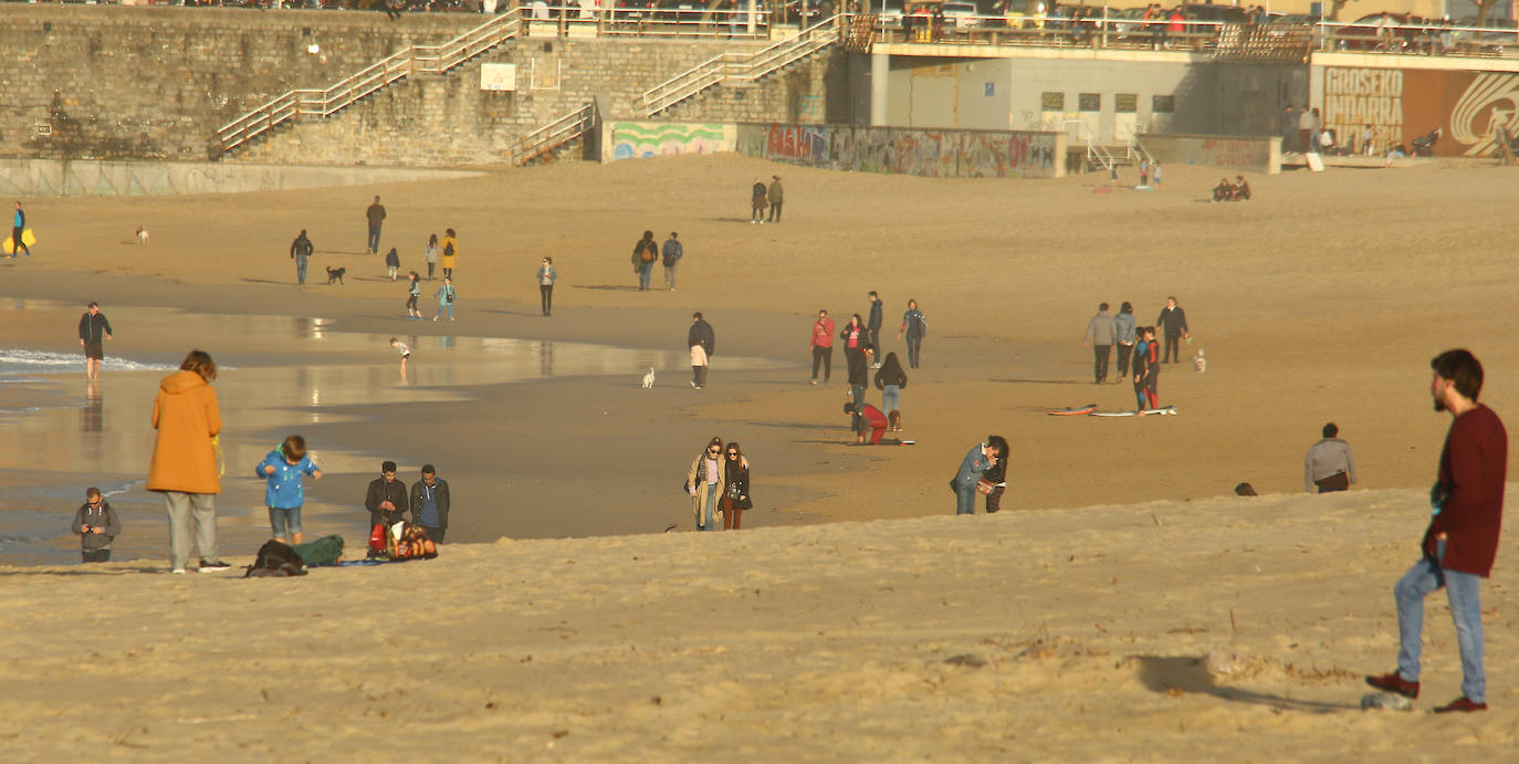 Gipuzkoa ha estrenado el mes de febrero con un tiempo más propio del verano que del invierno. El sol y las agradables temperaturas han invitado a la playa o al monte.