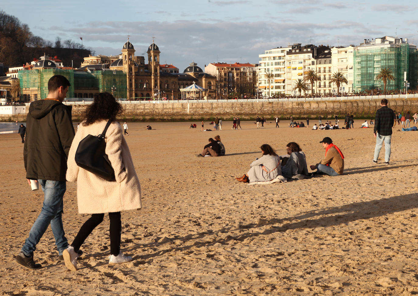 Gipuzkoa ha estrenado el mes de febrero con un tiempo más propio del verano que del invierno. El sol y las agradables temperaturas han invitado a la playa o al monte.