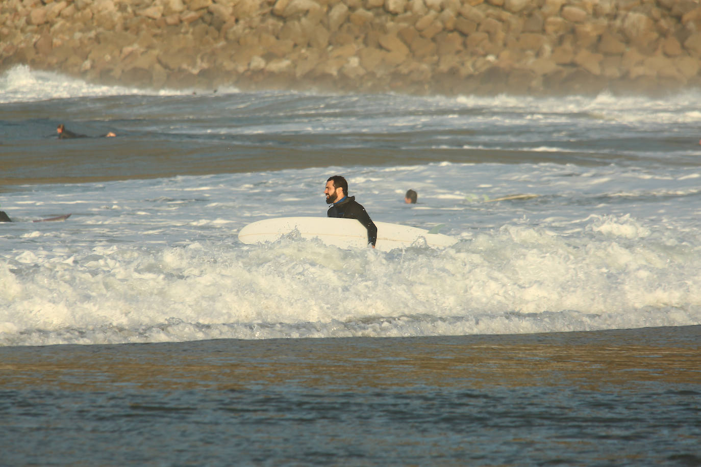 Gipuzkoa ha estrenado el mes de febrero con un tiempo más propio del verano que del invierno. El sol y las agradables temperaturas han invitado a la playa o al monte.