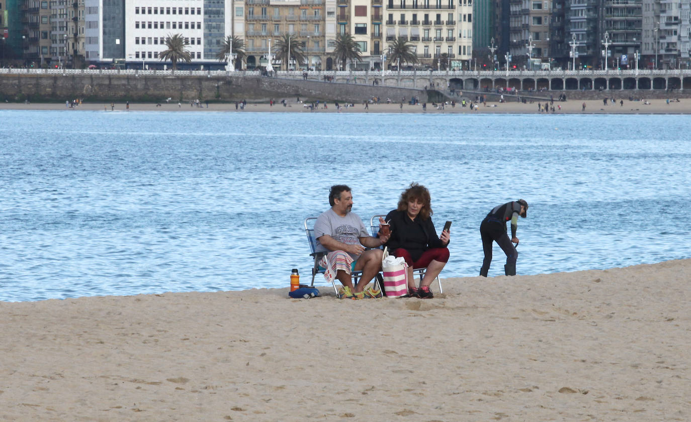 Gipuzkoa ha estrenado el mes de febrero con un tiempo más propio del verano que del invierno. El sol y las agradables temperaturas han invitado a la playa o al monte.