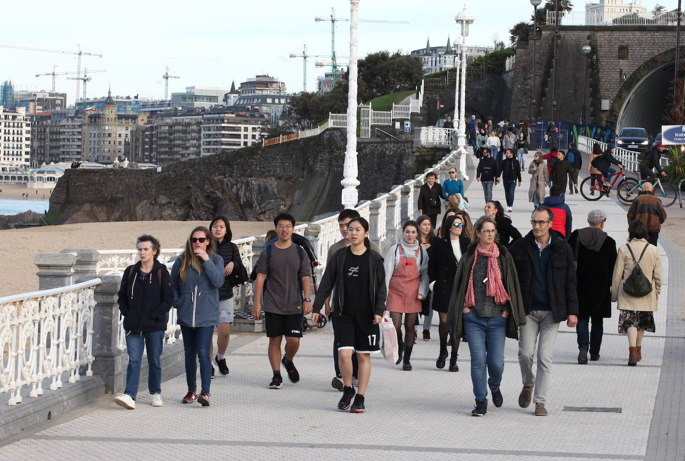 Gipuzkoa ha estrenado el mes de febrero con un tiempo más propio del verano que del invierno. El sol y las agradables temperaturas han invitado a la playa o al monte.