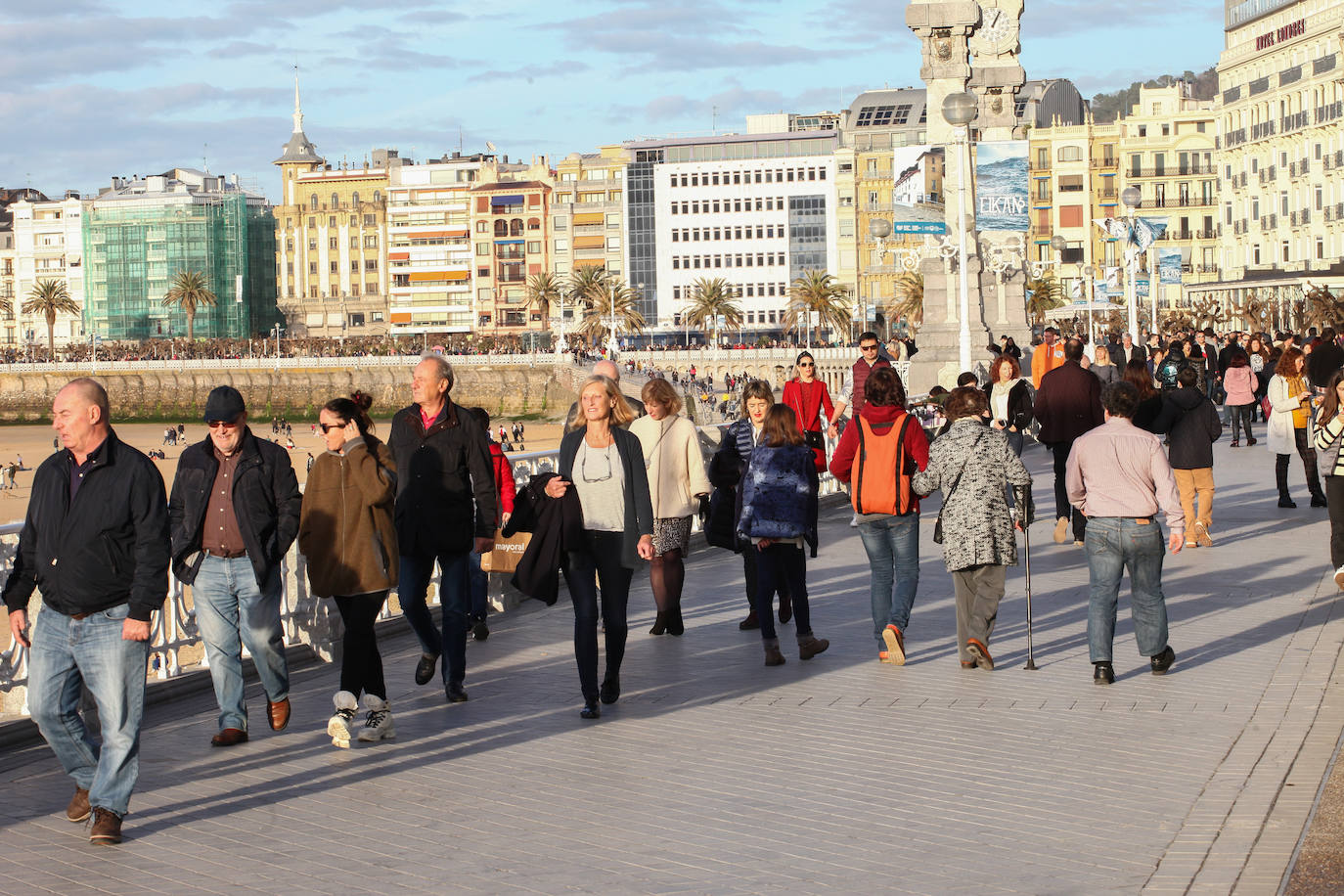 Gipuzkoa ha estrenado el mes de febrero con un tiempo más propio del verano que del invierno. El sol y las agradables temperaturas han invitado a la playa o al monte.