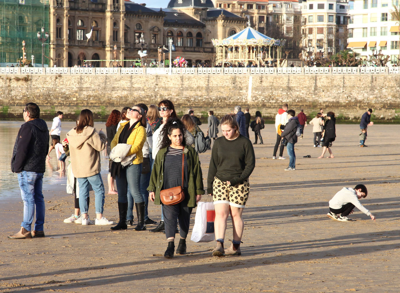 Gipuzkoa ha estrenado el mes de febrero con un tiempo más propio del verano que del invierno. El sol y las agradables temperaturas han invitado a la playa o al monte.
